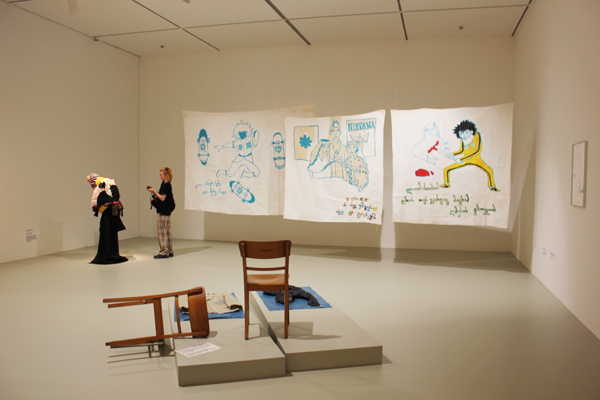 Tamuna Karumidze fotografiert ihr maschinell bewegtes Model mit der von ihr gestalteten Kleidung (Modelabel Tamra), Hauptraum der Ausstellung Lara protects me des museumangewandtekunst Frankfurt am Main, Foto von Kirsten Kötter